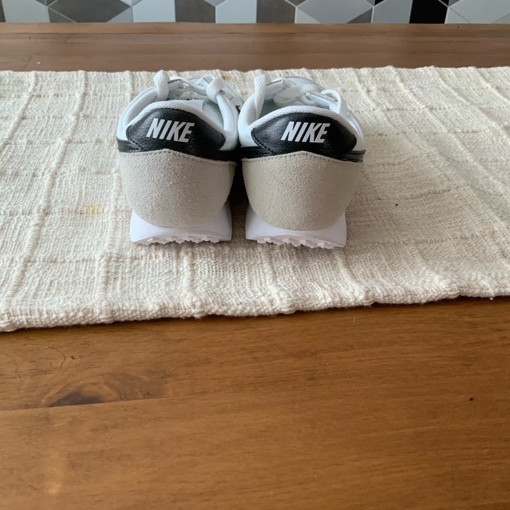Nike athletic shoes new - Picture 3 of 5